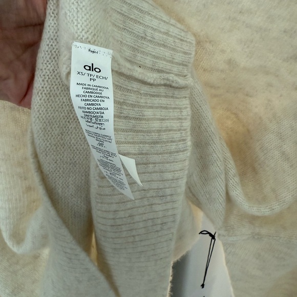 ALO Yoga Class Cashmere Crewneck Sweater in Bone Heather - Picture 10 of 10